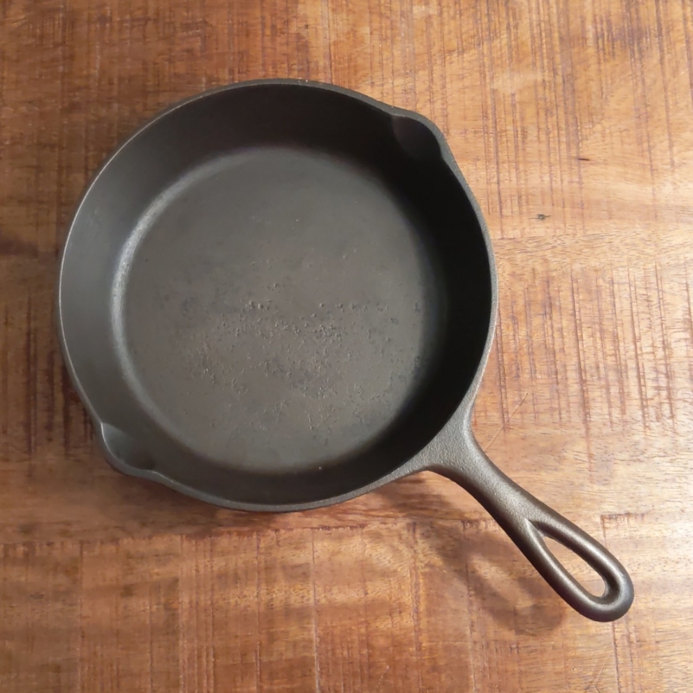 Vintage Unmarked Lodge Cast Iron Skillet, #5 with 3 Notch Heat Ring